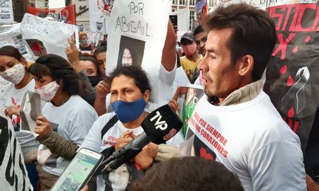 Pablo Riquel contó que en la Seccional 12, en la capital tucumana, no quisieron tomarle la denuncia hasta que no pasaran 24 horas de la desaparición de la nena. Los vecinos hallaron su cadáver unas seis horas después de desaparecer de su casa el domingo. Pablo Riquel contó que en la Seccional 12, en la capital tucumana, no quisieron tomarle la denuncia hasta que no pasaran 24 horas de la desaparición de la nena. Los vecinos hallaron su cadáver unas seis horas después de desaparecer de su casa el domingo.