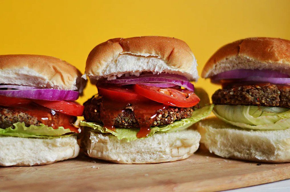 Las hamburguesas de garbanzos y lentejas son una excelente opción de comida o cena para veganos y no veganos.