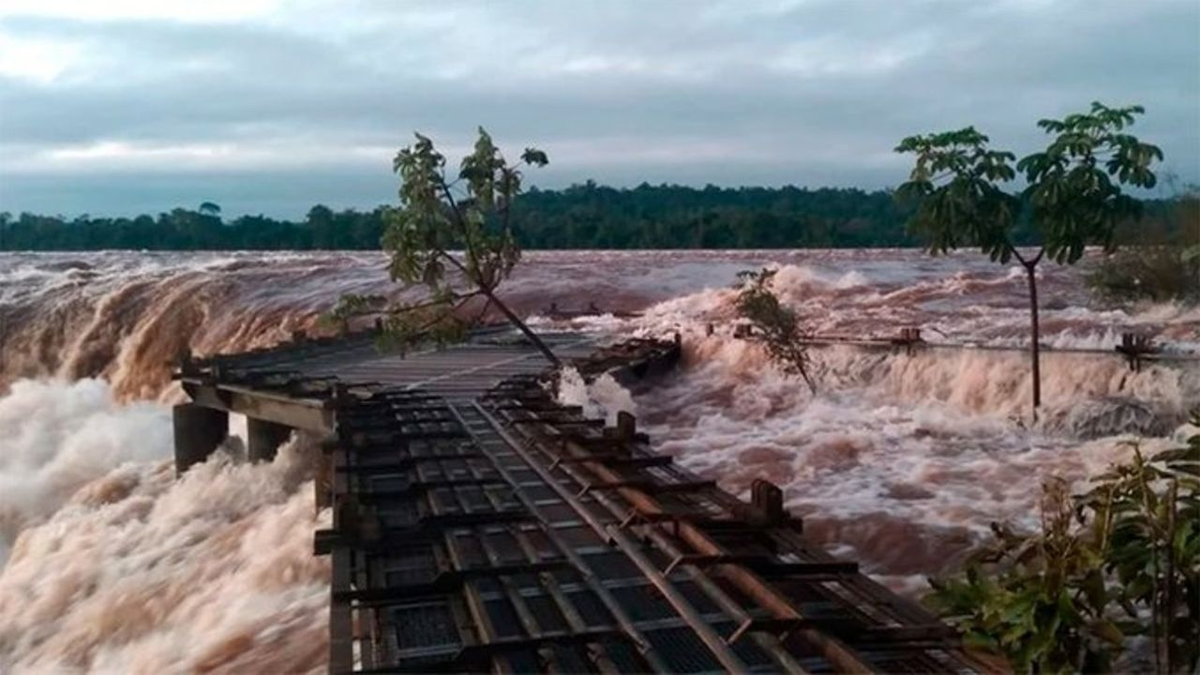 Las pasarelas de las Cataratas del Iguazú se rompieron por la violenta creciente del río.