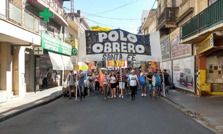 El Polo Obrero se movilizó en Santa Fe contra el acuerdo con el FMI: Basta de hambre y ajuste El Polo Obrero se movilizó en Santa Fe contra el acuerdo con el FMI: Basta de hambre y ajuste