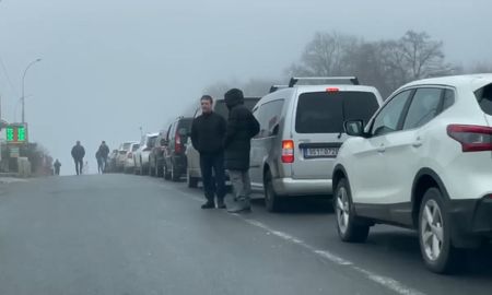 Largas colas de vehículos se registraron a lo largo de todo el país. Largas colas de vehículos se registraron a lo largo de todo el país.