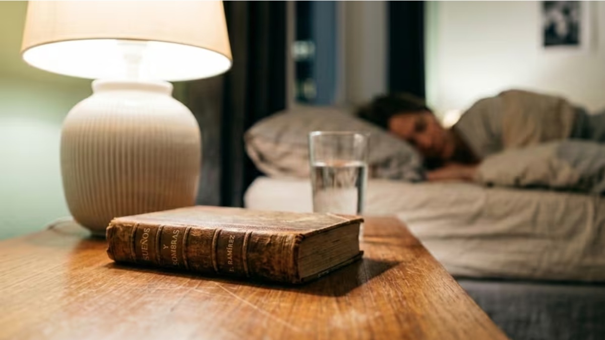 El Feng Shui recomienda tener un libro en tu mesita de luz.