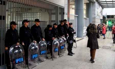 El Gobierno dispuso un fuerte despliegue de efectivos en edificios públicos ante la jornada de protesta convocada por ATE. El Gobierno dispuso un fuerte despliegue de efectivos en edificios públicos ante la jornada de protesta convocada por ATE.