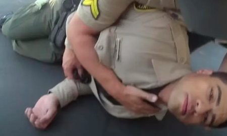 Sólo unos pocos gramos de fentanilo pueden absorberse a través del cuerpo y provocar insuficiencia respiratoria e incluso la muerte, advirtieron en el video desde la agencia policial que integra el efectivo que casi pierde la vida. Sólo unos pocos gramos de fentanilo pueden absorberse a través del cuerpo y provocar insuficiencia respiratoria e incluso la muerte, advirtieron en el video desde la agencia policial que integra el efectivo que casi pierde la vida.