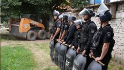 altText(Provincia derribó en VGG una propiedad que era búnker de venta de drogas y aguantadero de delincuentes)}