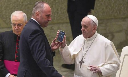 Tras la breve comunicación, el Papa continuó con los saludos a los obispos y religiosos que estaban en el altar del Aula Pablo Vi del Vaticano.