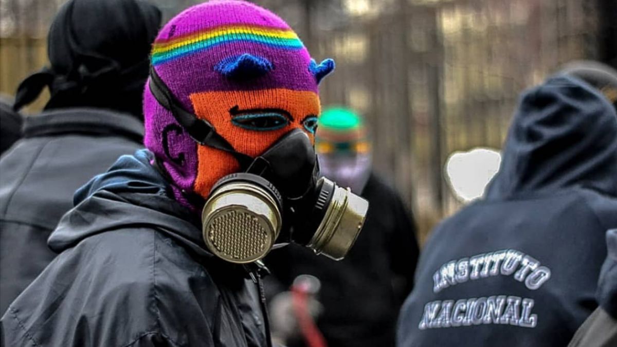 Antiencapuchados: Senado chileno aprueba ley que eleva penas a quienes oculten su rostro en protestas