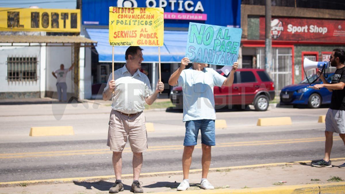 El reclamo lo llevaron adelante una decena de personas con carteles que decían cosas como