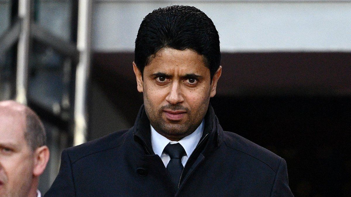 Nasser al Khelaifi, de 41 años, es el propietario del PSG, el nuevo club de Lionel Messi. Es considerado una de las 100 personas más ricas del mundo, con un patrimonio estimado en 18.000 millones de euros. Además de sus vínculos en el deporte, sobre todo con el tenis en Qatar, es dueño de Bein Sports, un gigantesco multimedio.