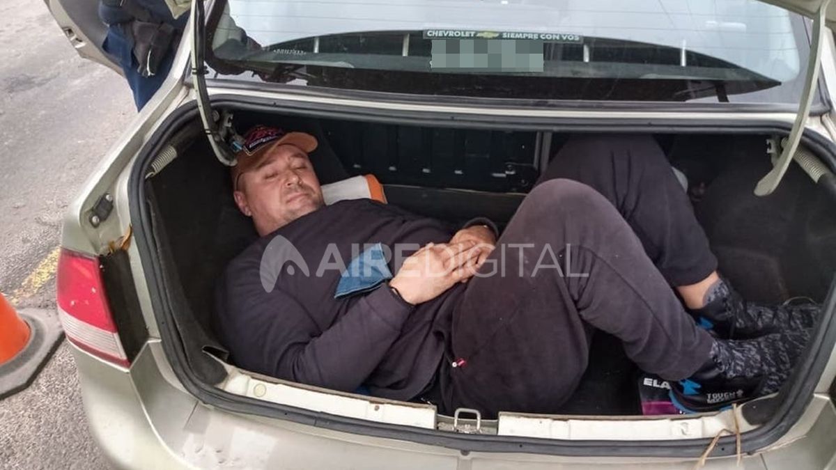 El momento en que Melnyk fue encontrado en el baúl del Corsa.