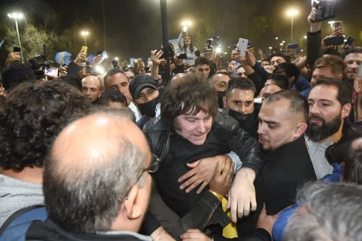 Una multitud fue a escucharlo hablar de economía en Mendoza y se lo vio con un chaleco antibalas y varios guardaespaldas.