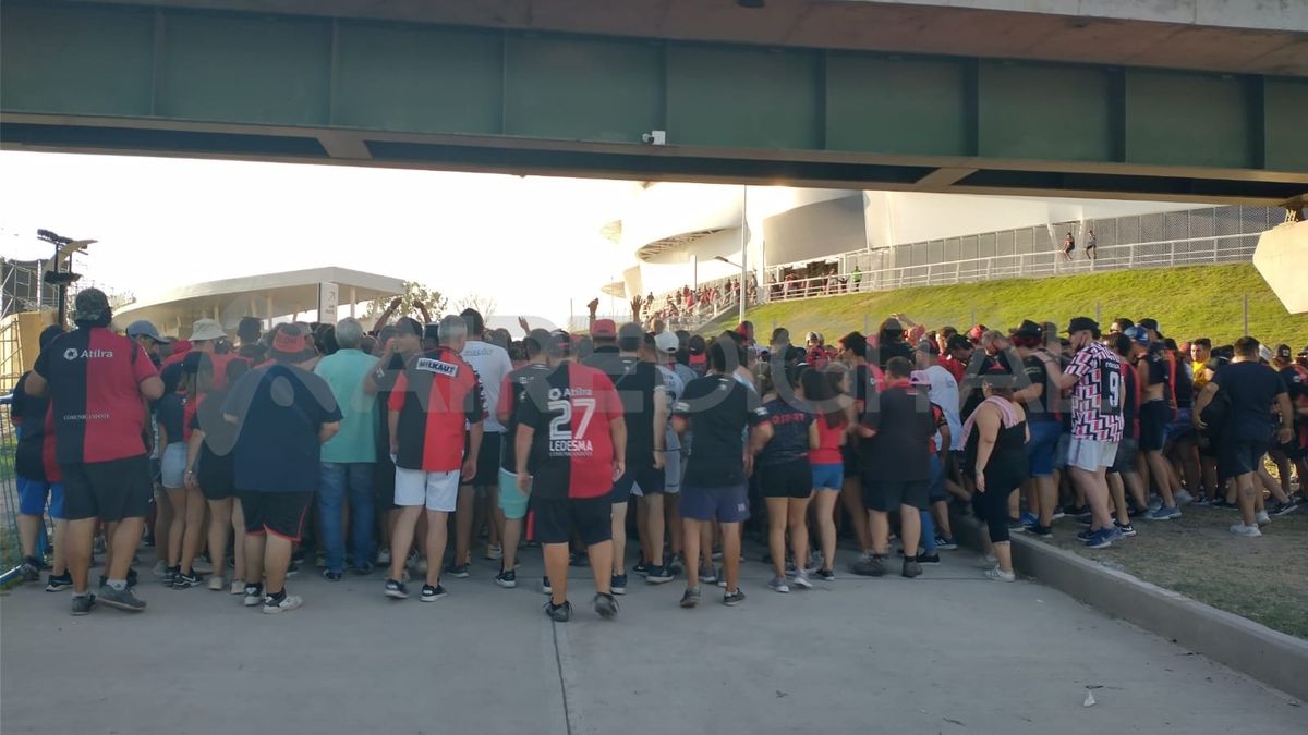 El operativo policial se vio desbordado por la cantidad de simpatizantes sabaleros.