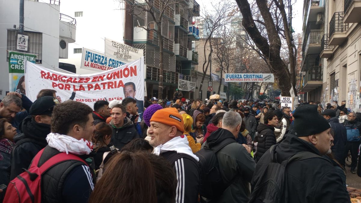 Arrancó la movilización en apoyo a CFK: concentración frente a su casa y destino Plaza de Mayo