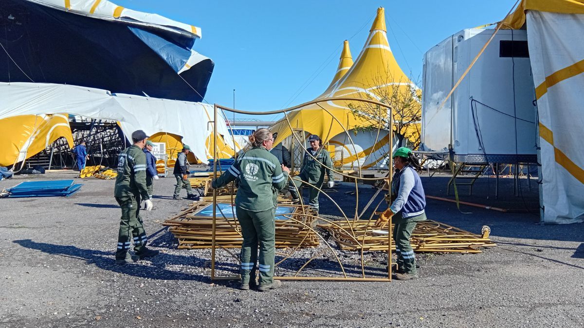 Parte de la estructura metálica colapsó y quedó esparcida en el predio ubicado sobre la Ruta 168.