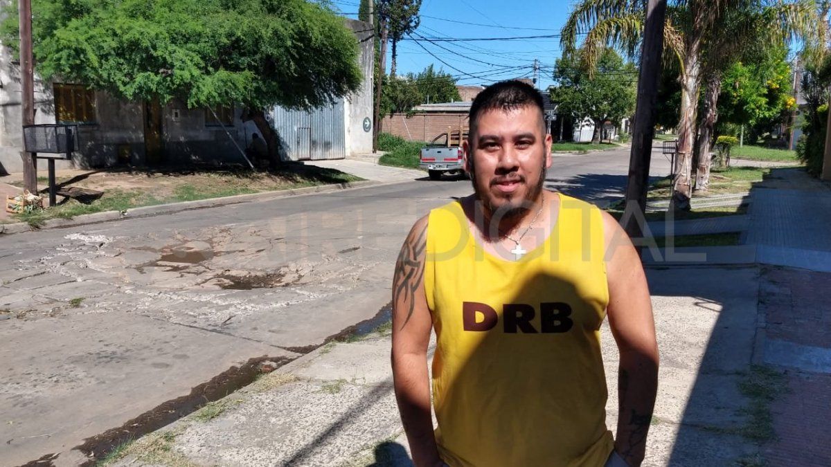 Lionel Aragón es creador de los carteles con ingeniosos mensajes. 