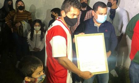 Luego de consagrarse con Colón en la Copa de la Liga, Luis Pulga Rodríguez viajó a Tucumán, donde fue recibido con una caravana de autos. Luego de consagrarse con Colón en la Copa de la Liga, Luis Pulga Rodríguez viajó a Tucumán, donde fue recibido con una caravana de autos.