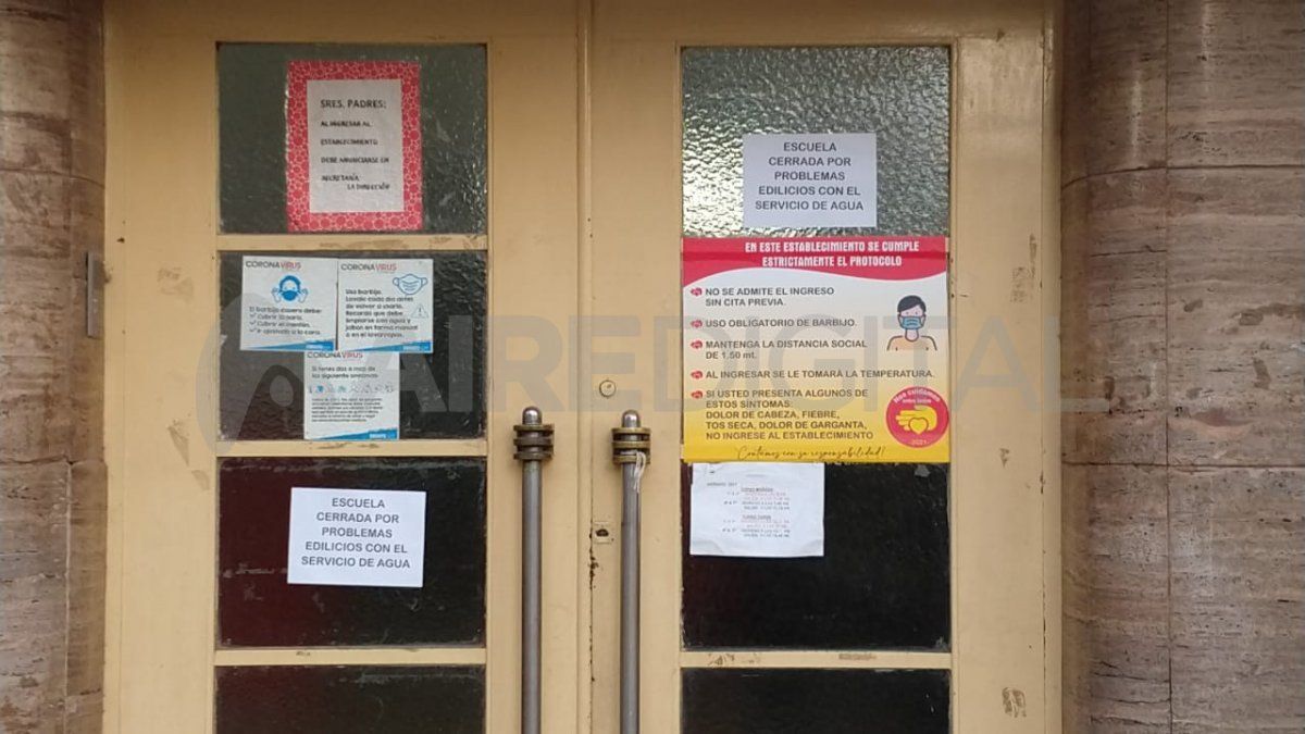 En la puerta de ingresos colocaron un cartel para explicar los inconvenientes