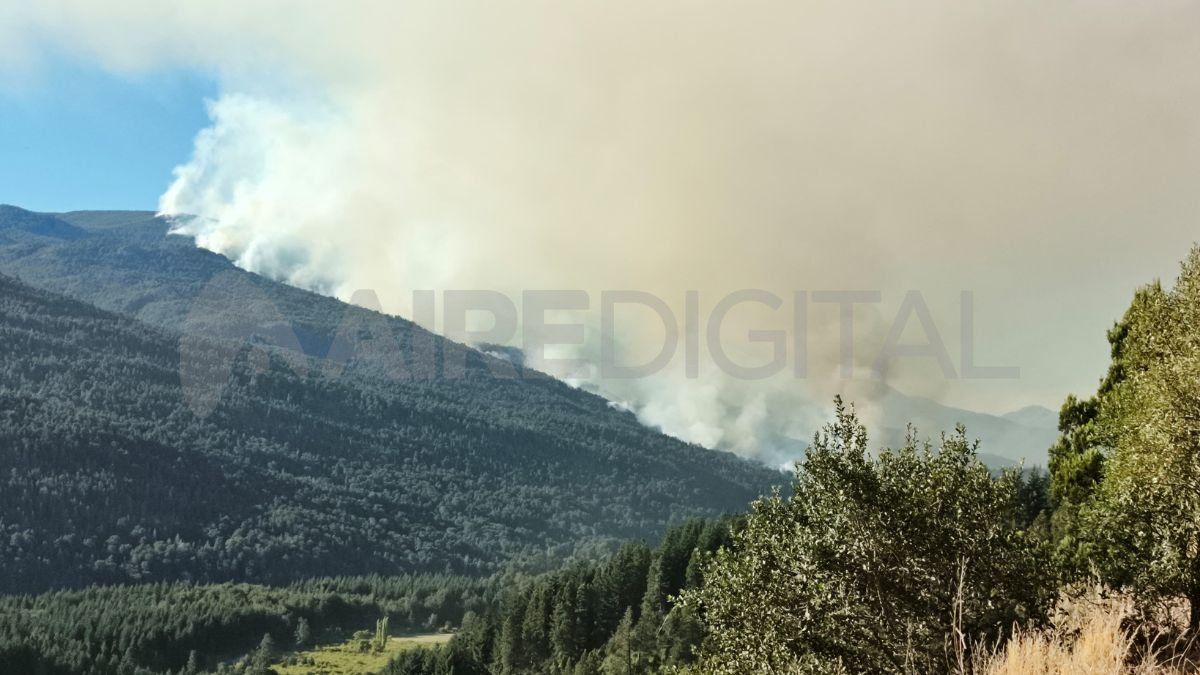  Los incendios en El Bolsón están fuera de control y avanza a la ciudad Los incendios en El Bolsón están fuera de control y avanza a la ciudad 