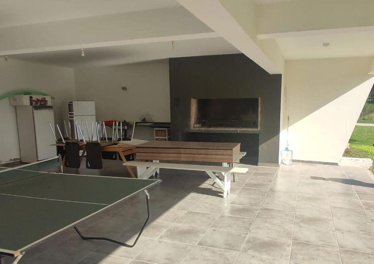 La gran casa ubicada en Córdoba cuenta con una gran parrilla junto a una mesa de ping pong. La gran casa ubicada en Córdoba cuenta con una gran parrilla junto a una mesa de ping pong.