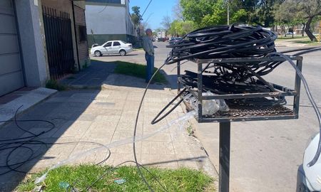 Los cables en un cesto de basura, tras ser desprendidos por un camión. Los cables en un cesto de basura, tras ser desprendidos por un camión.