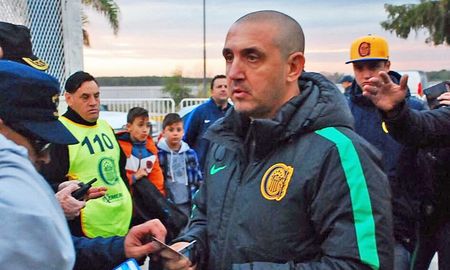 Un llamado a la policía alertó que en un partido de fútbol podría estar el asesino de Pillín Bracamonte y el operativo terminó con 34 detenidos. Un llamado a la policía alertó que en un partido de fútbol podría estar el asesino de Pillín Bracamonte y el operativo terminó con 34 detenidos.