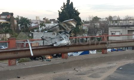 El accidente ocurrió el lunes a la madrugada y el auto quedó destrozado. El accidente ocurrió el lunes a la madrugada y el auto quedó destrozado.