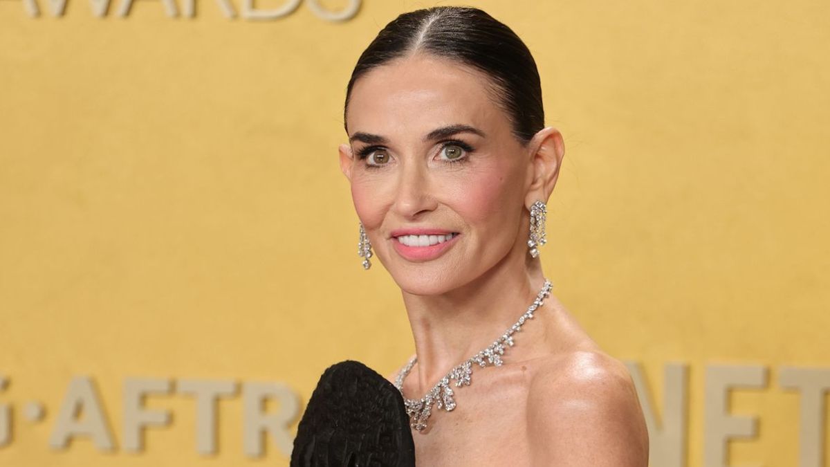 Demi Moore lució su nuevo corte de pelo en la primera fila de la Milan Fashion Week.