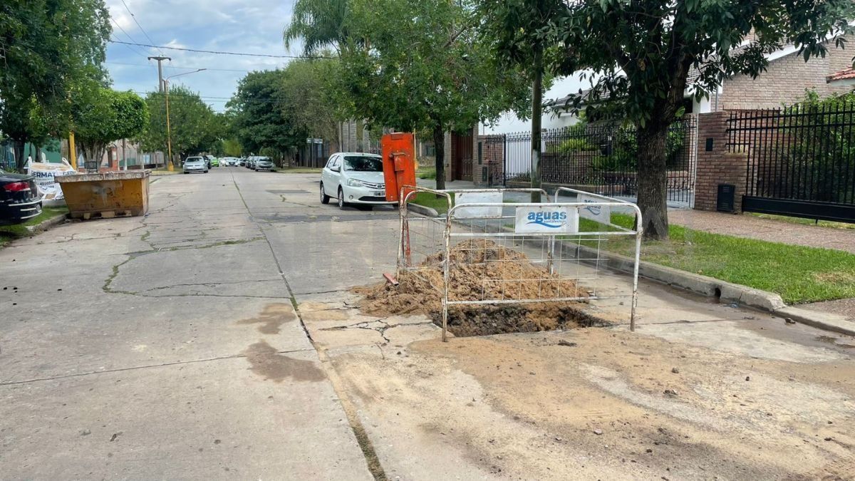 Aguas Santafesinas comenzó las tareas para solucionar la pérdida sobre calle Obispo Príncipe que había generado un hundimiento en el asfalto.