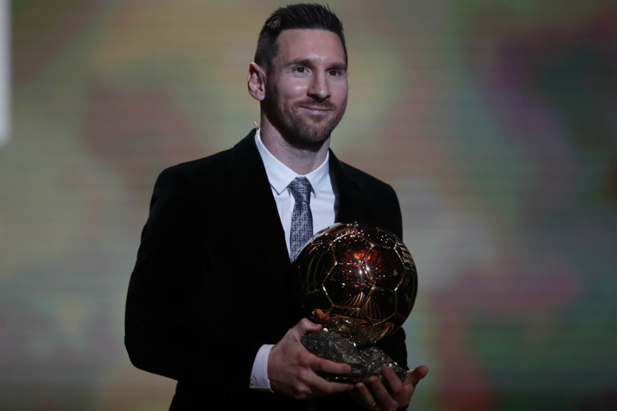 Lionel Messi gana por sexta vez el Balón de Oro, con lo que se convierte en el jugador que lo obtiene en más ocasiones.