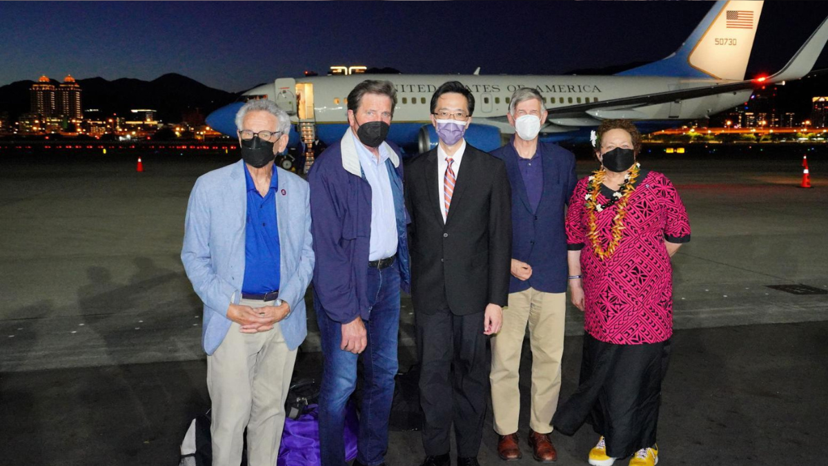 Douglas Hsu, director general del Departamento de Asuntos de América del Norte del Ministerio de Relaciones Exteriores de Taiwán, recibe a los representantes de EE.UU. Alan Lowenthal, John Garamendi, Don Beyer y Aumua Amata Coleman Radewagen en el aeropuerto de Songshan en Taipei el 14 de agosto de 2022.  