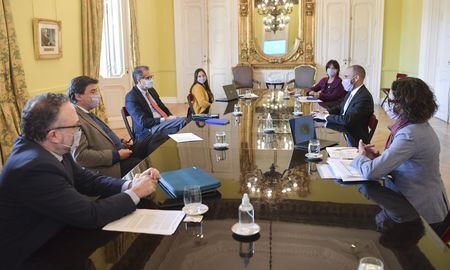 El Gabinete Económico se reunió nuevamente en la jornada de hoy para tratar diversos temas, entre los cuales se determinó la extensión de la prohibición de despidos por 30 dias más. El Gabinete Económico se reunió nuevamente en la jornada de hoy para tratar diversos temas, entre los cuales se determinó la extensión de la prohibición de despidos por 30 dias más.
