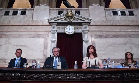 La apuesta al petróleo, a la megaminería y al agronegocio aparecieron con claridad en el discurso del presidente. La apuesta al petróleo, a la megaminería y al agronegocio aparecieron con claridad en el discurso del presidente.