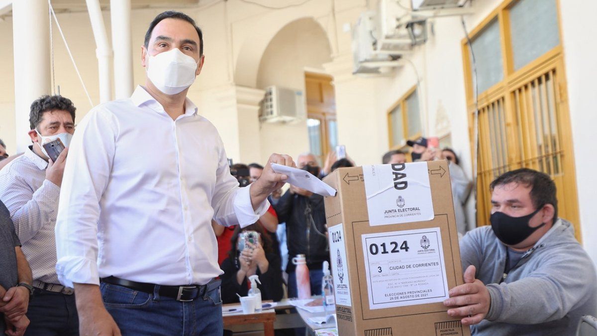 Gustavo Valdés votó en la escuela Mariano Moreno de la capital correntina.