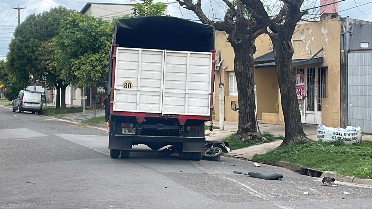 De acuerdo con lo que se puede observar en las imágenes del móvil de AIRE, la moto fue arrastrada varios metros por el vehículo de mayor porte luego del accidente.
