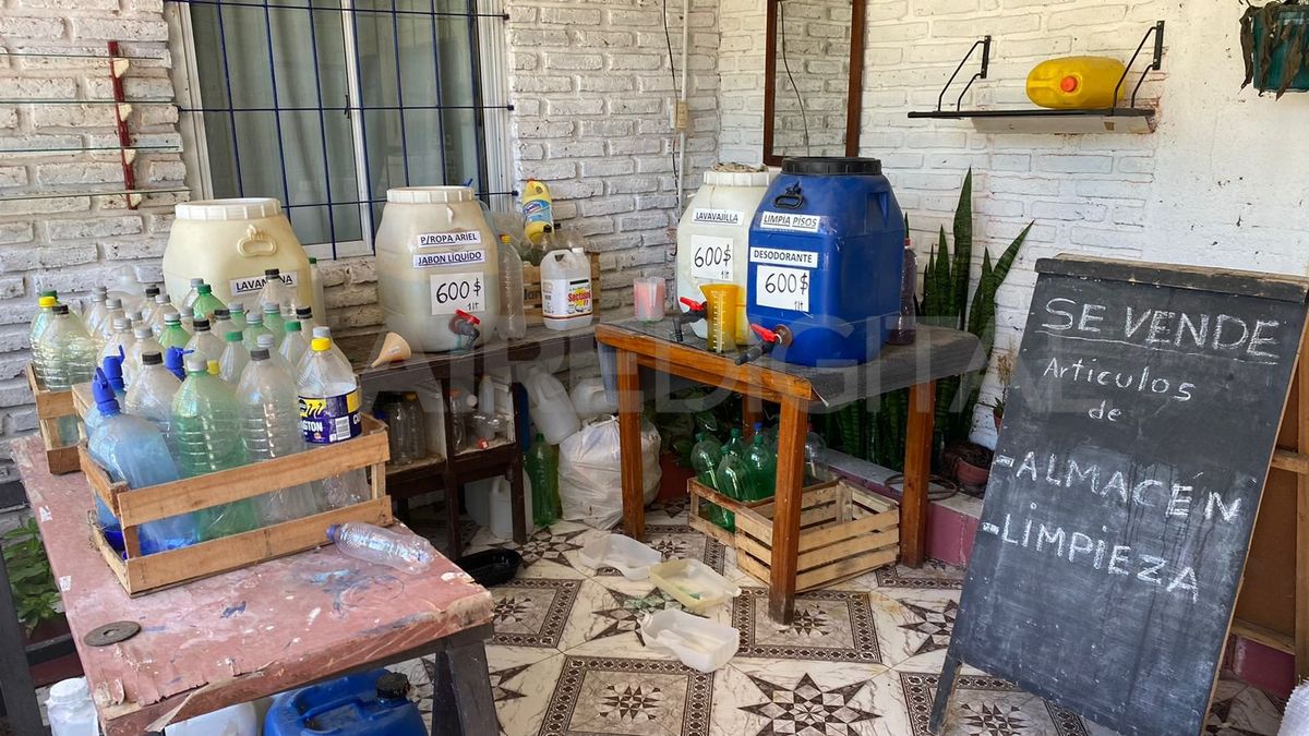 Gino tiene un pequeño negocio en su casa para sumar unos pesos más a la magra jubilación que cobra. Gino tiene un pequeño negocio en su casa para sumar unos pesos más a la magra jubilación que cobra.