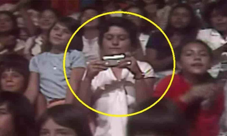 Captan supuesta viajera del tiempo en concierto de Parchís en 1982: traía un smartphone Captan supuesta viajera del tiempo en concierto de Parchís en 1982: traía un smartphone