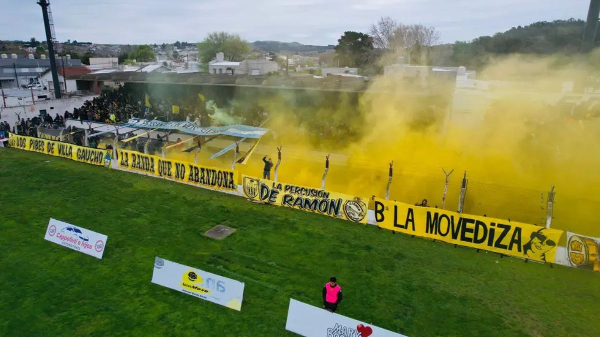 La hinchada de Santamarina de Randil. La hinchada de Santamarina de Randil.