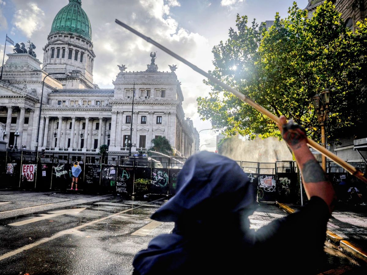 Incidentes frente al Congreso mientras se debate la reforma laboral en medio del paro general.