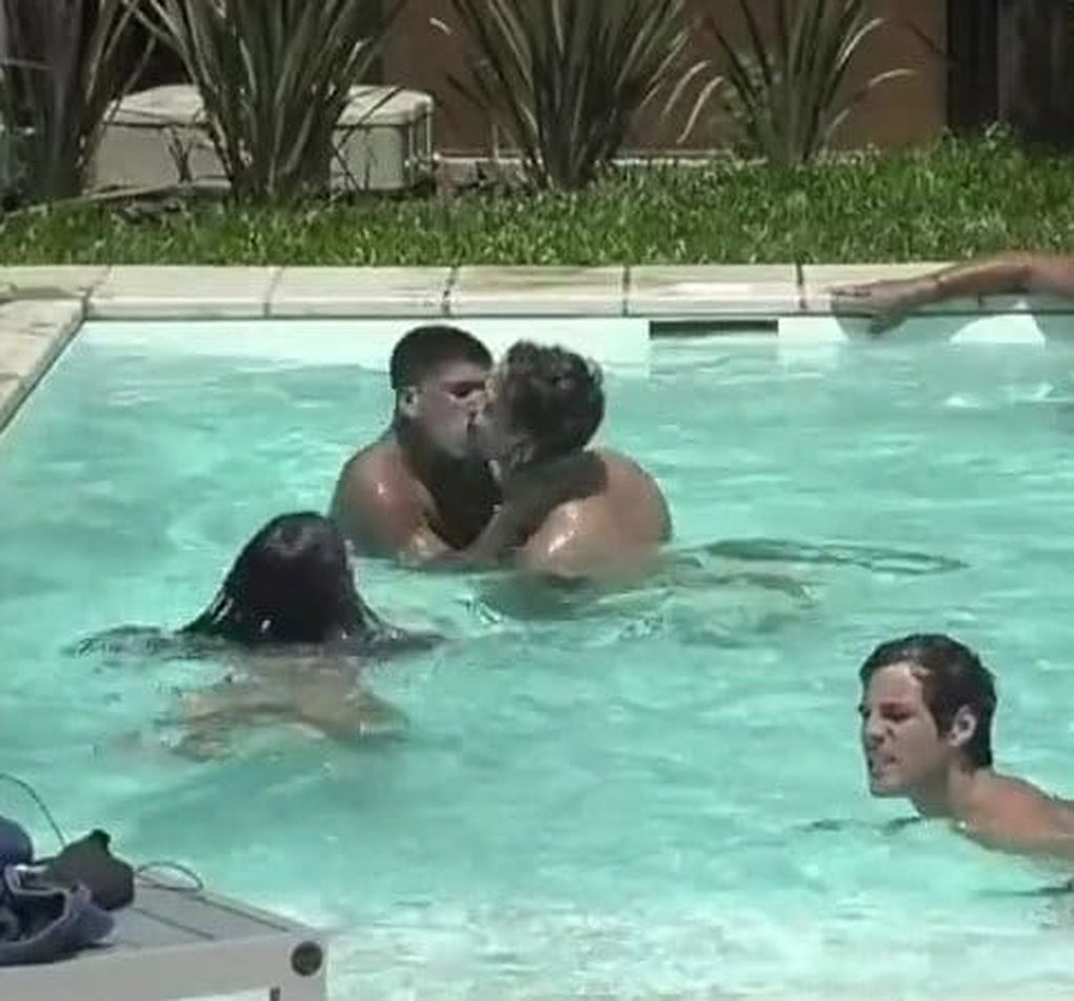 Thiago y Nacho muy cerca en la pileta de Gran Hermano. 