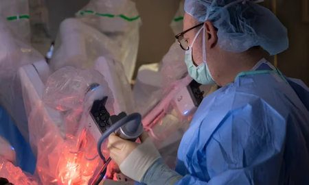 El doctor Elli ya usa la cirugía robótica en intervenciones de pacientes con reflujo esofágico. El doctor Elli ya usa la cirugía robótica en intervenciones de pacientes con reflujo esofágico.