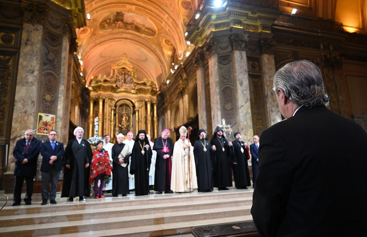 El presidente Alberto Fernández asistió en la Catedral Metropolitana, al Tedeum que ofreció el arzobispo de Buenos Aires, cardenal Mario Poli, con motivo de la conmemoración del 213° aniversario de la Revolución de Mayo de 1810 y la conformación del primer gobierno patrio.