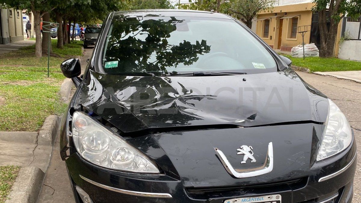 El Peugeot 408 que conducía la mujer quedó estacionado a metros de donde se produjo el accidente.