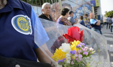 El hincha de Rosario Central se acercó a despedir a Omar Palma. El hincha de Rosario Central se acercó a despedir a Omar Palma.