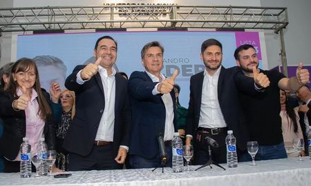 Leandro Zdero junto al gobernador electo de Santa Fe, Maximiliano Pullaro, y el gobernador de Corrientes, Gustavo Valdéz. Leandro Zdero junto al gobernador electo de Santa Fe, Maximiliano Pullaro, y el gobernador de Corrientes, Gustavo Valdéz.