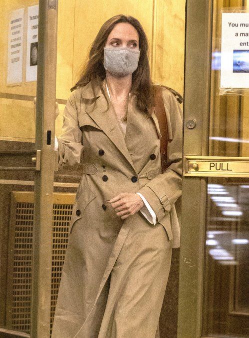 Angelina Jolie llegó sola y estuvo tres horas.