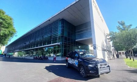 Este lunes al mediodía, en la ciudad de Rosario, cuatro personas fueron baleadas en un hecho que es fuertemente investigado por la policía de Santa Fe. Este lunes al mediodía, en la ciudad de Rosario, cuatro personas fueron baleadas en un hecho que es fuertemente investigado por la policía de Santa Fe.