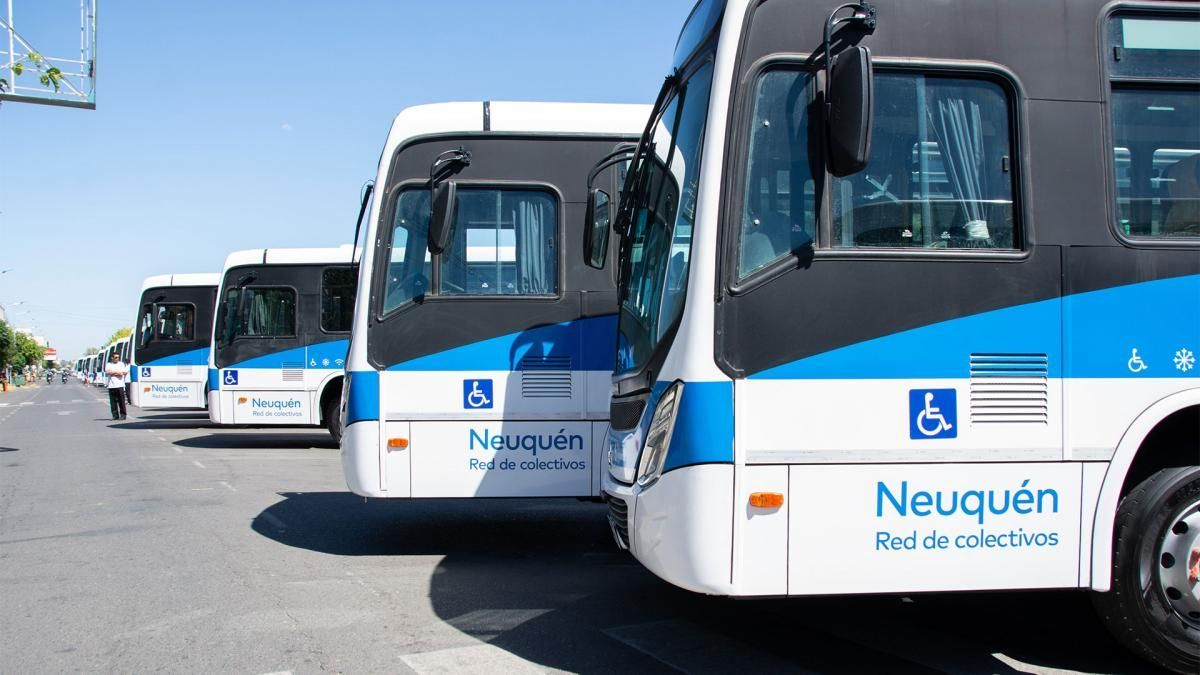 Por falta de acuerdo salarial, hay paro de colectivos en el interior del país. Por falta de acuerdo salarial, hay paro de colectivos en el interior del país.