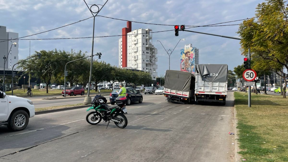 Así quedó el camión sobre Avenida Alem a la altura de calle San Luis.