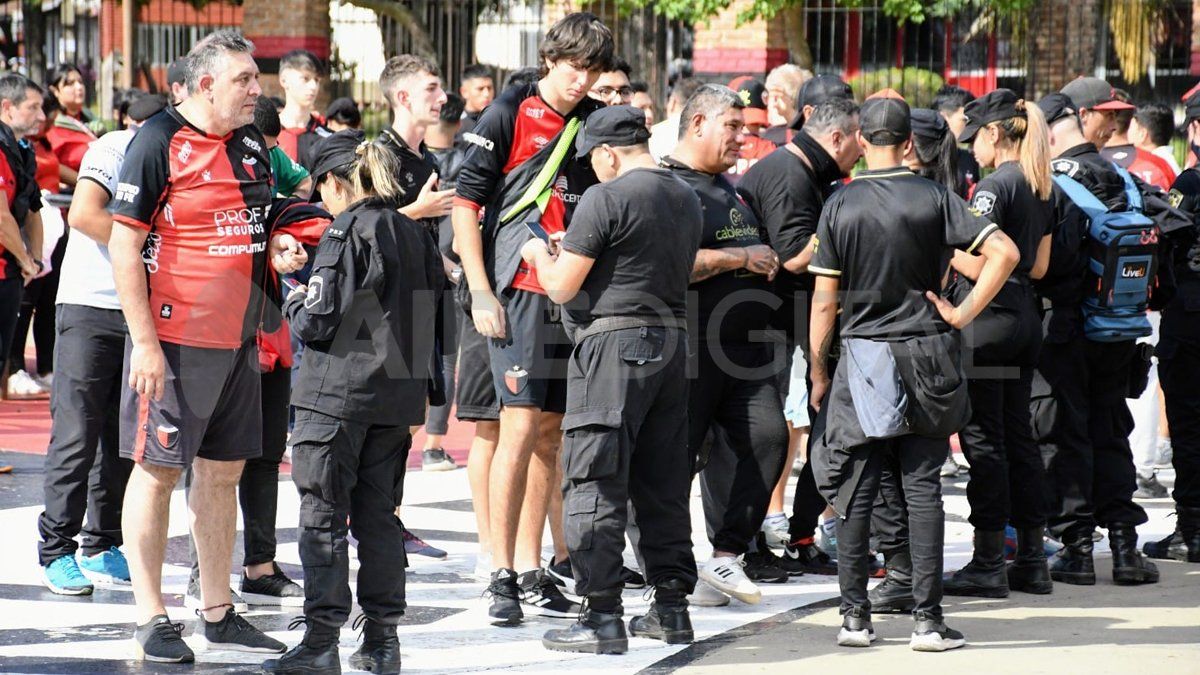 Fuerte operativo en Colón vs. Talleres. Fuerte operativo en Colón vs. Talleres.