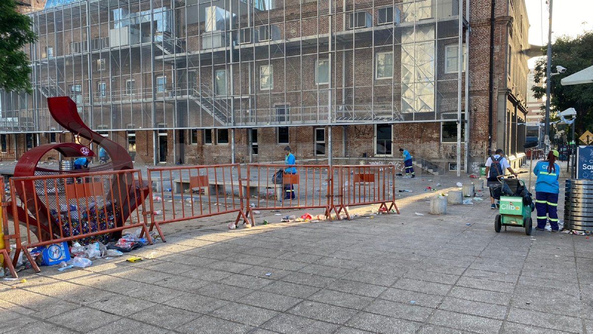 Las cuadrillas de trabajadores tuvieron que recolectar todos los residuos que quedaron en la vía pública de la ciudad de Santa Fe.